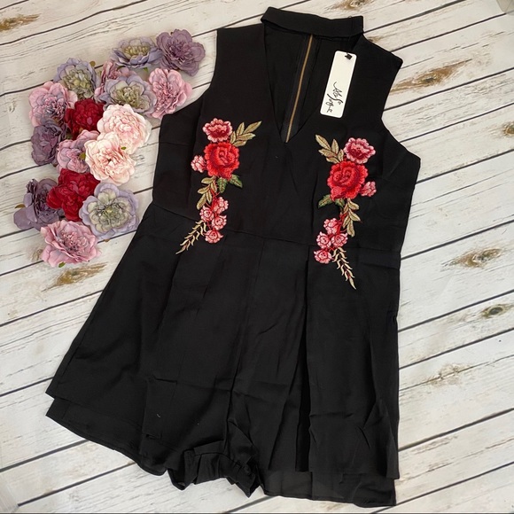 Sexy V Neck Keyhole Sleeveless Floral Embroidered Short Playsuit - Picture 4 of 16